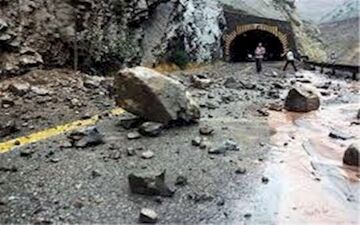 سقوط سنگ در جاده چالوس جان یک نفر را گرفت 