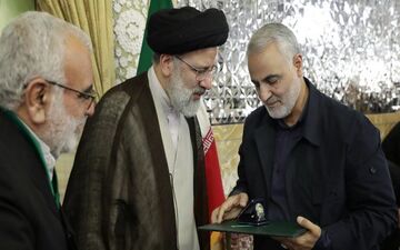 لحظه دریافت حکم خادمی امام رضا (ع) توسط سرلشکر قاسم سلیمانی +فیلم 