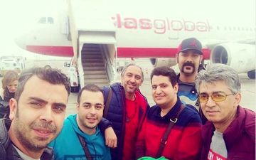 سلفی مازیار فلاحی و دوستانش در فرودگاه قبرس (عکس)