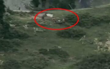لحظه خارج کردن اجساد نظامیان پاکستانی از خاک هندوستان