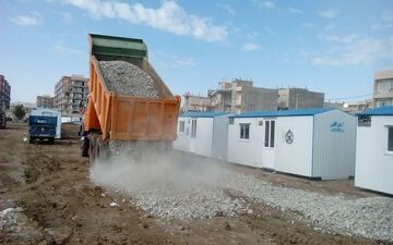 توزیع 3000 کانکس بین زلزله‌زدگان ثلاث باباجانی