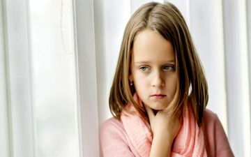 گلو درد در کودکان: از ویروس تا باکتری، 9 عامل رایج و روش‌های تشخیص