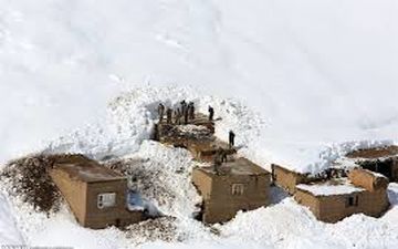 یک خانه روستایی زیر بهمن مدفون شد