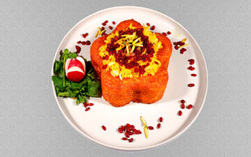 ته‌ چین مجلسی با مرغ؛ برنجی زعفرانی و طعمی بی نظیر / ماست را با زعفران مخلوط کنید!