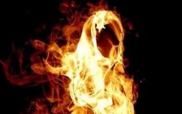 عشق مرگبار زن مطلقه به پسر جوان/ او خودش را به آتش کشید!+جزئیات