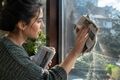 ترفندهای ساده برای درخشش آینه با استفاده از روزنامه