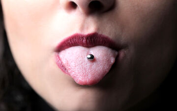 خطرات پیرسینگ زبان و دهان که باید بدانید؛ توصیه‌های مهم متخصصین به طرفداران مد