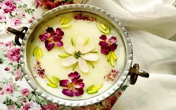 طرز تهیه فرنی گل محمدی |مقوی و خوشمزه برای میان وعده!