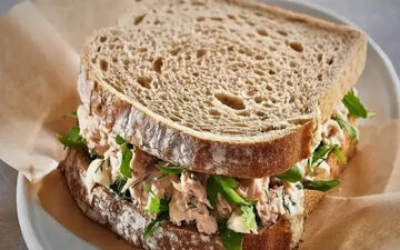 طرز تهیه ساندویچ سالاد تن ماهی؛ خوشمزه، سیرکننده و فوری


