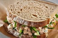طرز تهیه ساندویچ سالاد تن ماهی؛ خوشمزه، سیرکننده و فوری

