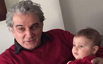بابابزرگ هنرمند در کنار نوه اش
