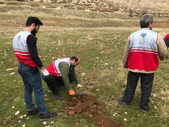 گزارش تصویری کاشت بذر بلوط در دامنه زاگرس توسط سمن های مردم نهاد و موسسه خیریه مهرگان 
