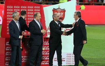  فدراسیون با اعلام قهرمانی پرسپولیس, تصمیمی سیاسی گرفت/ شاید مدیران استقلال برای دل‌خوشی هواداران گفتند که انصراف نداده‌ایم!