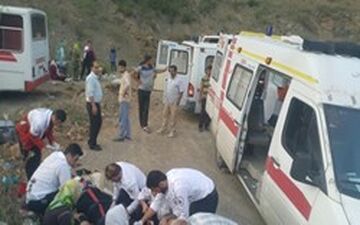  برخورد مینی‌بوس با کناره جاده فلورد سوادکوه/ 19 نفر مصدوم شدند 