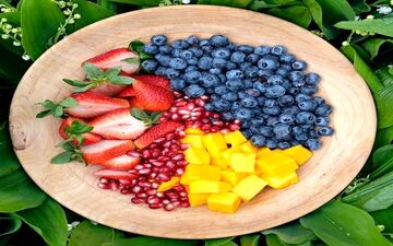 چه مواد غذایی همراه با ورزش به کاهش چربی‌های شکمی کمک می‌کند؟