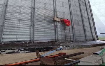 نجات معجزه‌آسای کارگر محبوس سیلوی گندم در ماهیدشت کرمانشاه 
