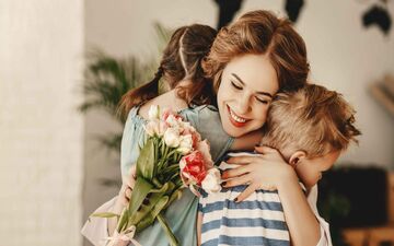 نگاهی به فلسفه روز جهانی مادر؛ چگونه روز جهانی مادر شکل گرفت؟+ پیام های تبریک