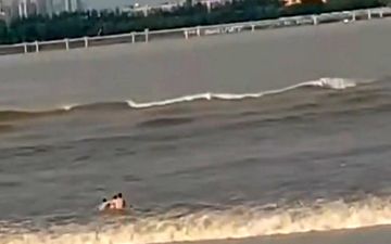لحظه وحشتناک غرق شدن شناگر چینی توسط امواج رودخانه! 