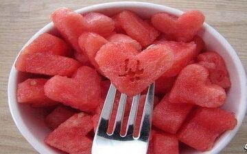 طرز تهیه لقمه هندوانه ژله‌ای مخصوص شب یلدا +فیلم 