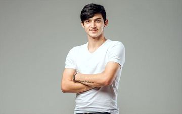 تماس تصویری سردار آزمون با خواننده لس آنجلسی جنجالی شد +عکس