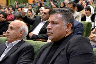 اهدای تندیس مهر حقوق بشر به علی دایی اسوره فوتبال ایران در کرمانشاه