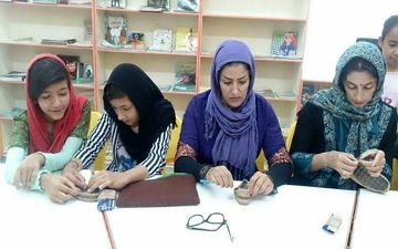 آموزش صنایع دستی بومی و محلی برای اعضای نوجوان در مرکز کوزران