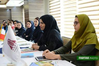 نشست هم‌اندیشی مدیران هتل پارسیان کرمانشاه با فعالان عرصه گردشگری