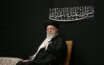 تصویری دیده نشده از رهبر شهید انقلاب در کتابخانه ایشان