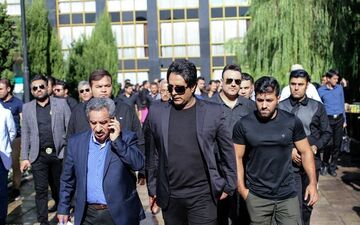امید جهان در مراسم تشییع پیکر پدرش/عکس