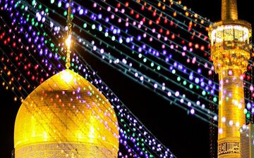تعویض پرچم گنبد رضوی در شب نیمه شعبان