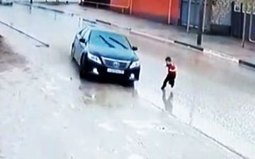 لحظه دلهره آور نجات کودک از زیر چرخ تریلی/فیلم