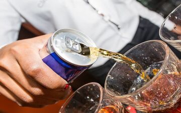 نوشیدنی‌های انرژی‌زا چه تاثیری بر بدن شما دارند؟