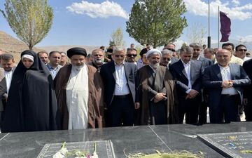 احترام دبیر شورای عالی مناطق آزاد به شهدای ماکو در هفته دولت