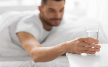  تشنگی در خواب؛ دلایل و هر آن‌چه که باید بدانید