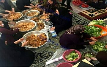 تلاش زنان برای تهیه غذا برای امدادگران در ارتفاعات دنا+عکس