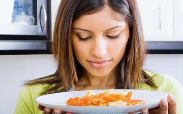 وقتی غذا را بو میکنید این اتفاق برای شما می افتد!
