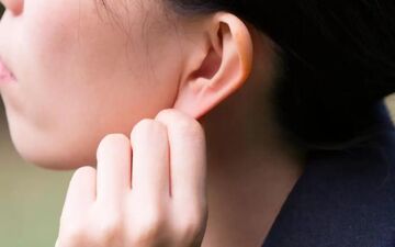 از تسکین درد تا کاهش استرس؛ ۶ فایده شگفت‌انگیز ماساژ گوش