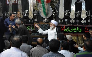 دیدار نماینده ولی‌فقیه و امام جمعه کرمانشاه با مردم شاطرآباد در مسجد انصار‌الحسین به روایت تصویر