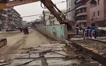 مرگ راننده موتور به دلیل اشتباه بیل مکانیکی + فیلم 