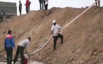 صحنه‌هایی از همدلی مردم عبدالخان برای ساخت سیل بند