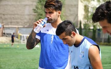 طعنه تند و سنگین دروازه بان استقلالی به پرسپولیسی ها/عکس 