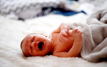 ۵ دلیل اصلی گریه نوزادان در سه ماهه اول زندگی + راهکارهای آرام کردن آنها