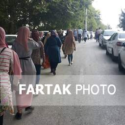 سعید عظیمی تور لیدر آژانس لندتراول در سفر با دانشجویان کردستان عراق در حال بازدیداز  شهرستان صحنه 