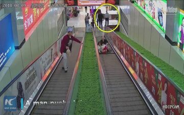 لحظه وحشتناک گیر کردن پای دختر خردسال در پله برقی+فیلم