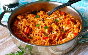آموزش گام‌به‌گام ماکارونی با گوشت؛ ویدئو دستور محبوب ایرانی