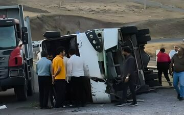 واژگونی مینی‌بوس در محور اهر – ورزقان ۱۹ مصدوم بر جای گذاشت