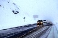 آغاز بارش برف در گردنه‌های چری و شاه‌منصوری