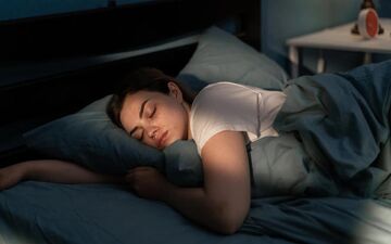 خواب دو مرحله‌ای: انسان‌ها چرا و چگونه عادت دو بار خوابیدن در شب را کنار گذاشتند؟