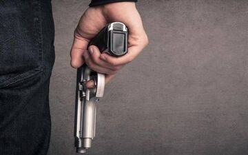 تلاش نافرجام پسر بی رحم برای شلیک گلوله به سمت مادرش