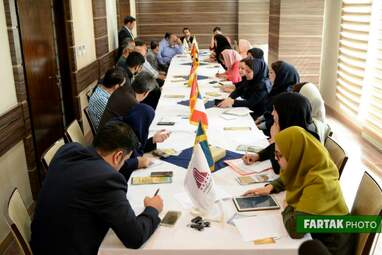 نشست هم‌اندیشی مدیران هتل پارسیان کرمانشاه با فعالان عرصه گردشگری
